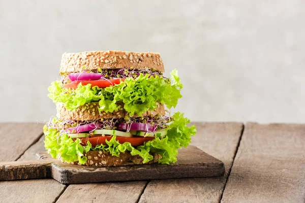 Grünes Sandwich Auf Holztisch — Stockfoto