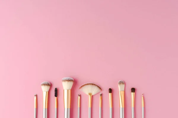 Conjunto Pinceles Maquillaje Sobre Fondo Rosa —  Fotos de Stock