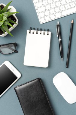 Boş defter ve aksesuarlarla ofis arkaplanı