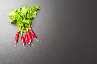 Kopyalama alanı olan siyah masadaki turplar