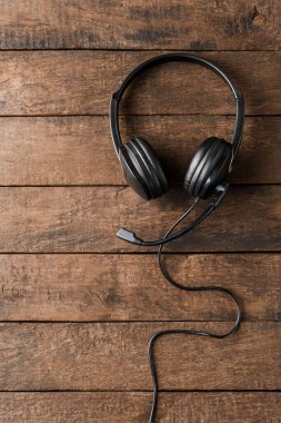 Çağrı merkezi konsepti. Tahta masada ses kulaklığı