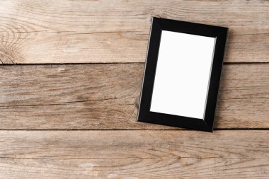 Ahşap arkaplanda kopyalama alanı olan fotoğraf çerçevesi