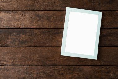 Ahşap arkaplanda kopyalanmış resim çerçevesi 