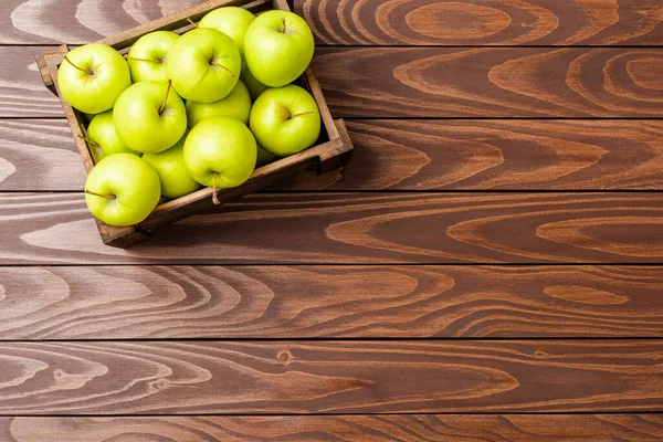 Kopyalama alanı olan ahşap kutuda elmalar