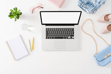 İnternetten alışveriş. Dizüstü bilgisayar ve giysiler beyaz arkaplanda 