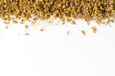 Kopyalanmış papatya çiçekleri beyaz masada