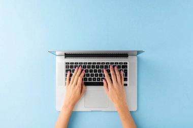 Dizüstü bilgisayarda çalışan kadın elleri. Kopyalama alanı ile iş geçmişi. Üst görünüm