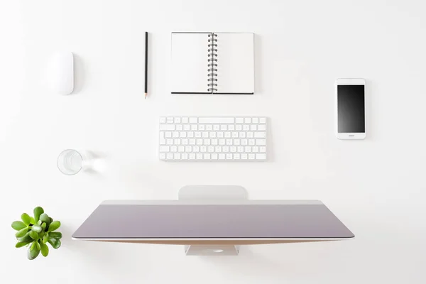 コンピュータやアクセサリーと近代的なオフィスのデスクトップ — ストック写真