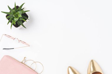 Kadın kıyafetleriyle moda arka planı. Üst görünüm