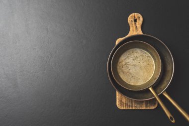 Tahtadaki boş kızartma tavalarının tepe noktası.