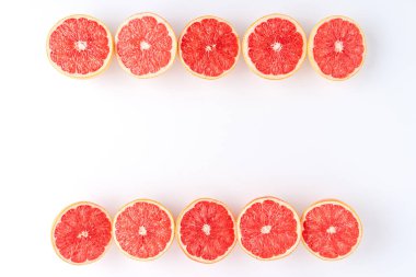 Telif alanı beyaz arkaplanda sulu greyfurt dilimleri