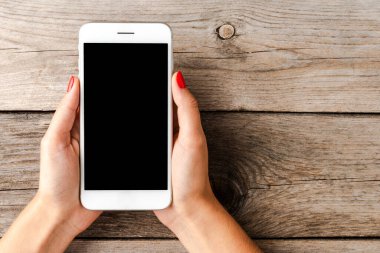 Boş siyah ekranlı akıllı telefon kullanan kadın.