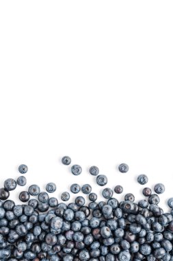 Olgun yaban mersinleri beyaz masada izole edilmiş. Üst görünüm