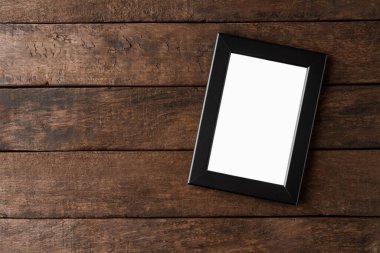 Ahşap arkaplanda boş fotoğraf çerçevesi modeli