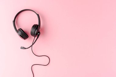 Telif uzayı ile arka planda kulaklık görüntüsü. Çağrı merkezi kavramı