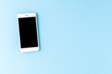 Mavi masaüstünde boş ekran olan akıllı telefon. Üst görünüm