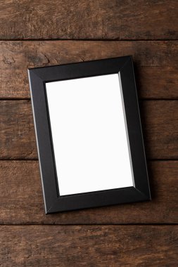 Ahşap arkaplanda kopyalama alanı olan fotoğraf çerçevesi