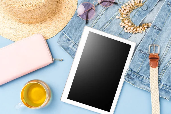 İnternetten alışveriş konsepti. Üst görünüm