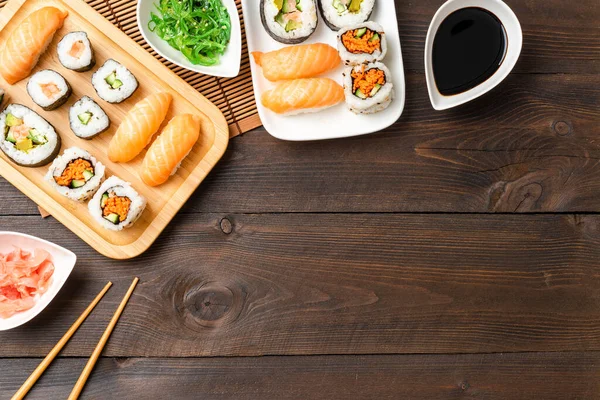 Japanisches Sushi Auf Holzboden Serviert — Stockfoto