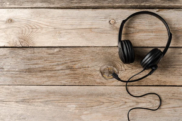 Çağrı merkezi konsepti. Tahta masada ses kulaklığı