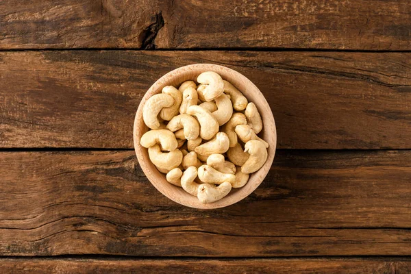 Tahta masada kasede taze kaju. Sağlıklı atıştırmalıklar 