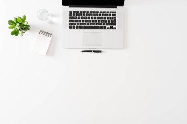 Bilgisayarlı iş masaüstü görüntüsü