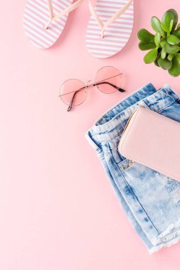 Pembe arka planda kadın yaz kıyafetleri