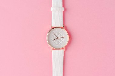 Beyaz kadınlar izliyor. Düz yatıyordu