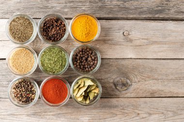 Kâselerdeki çeşitli baharatlar. Büyük koleksiyon. Üst görünüm