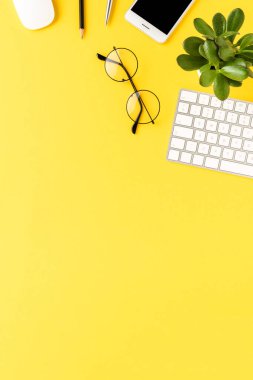 Masaüstü çekimleri ve aksesuarlar sarı masada. İş geçmişi