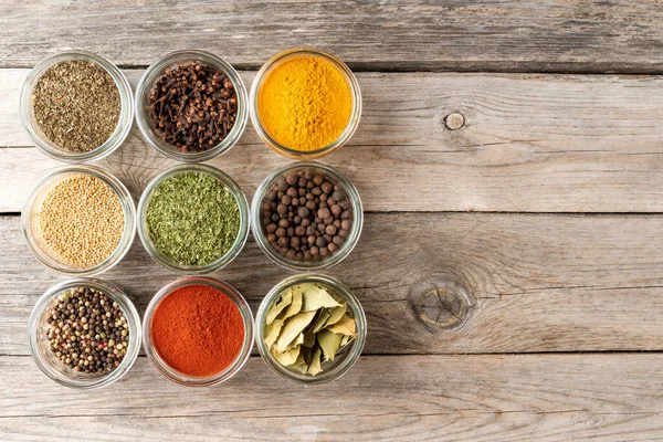 Kâselerdeki çeşitli baharatlar. Büyük koleksiyon. Üst görünüm