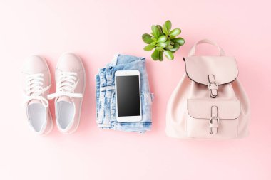 Boş telefonlu kadın kıyafetleri. İnternetten alışveriş