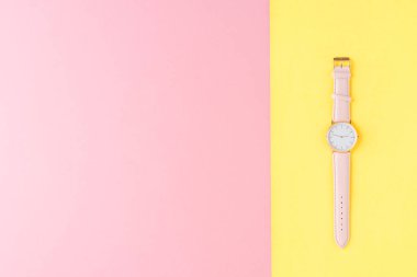 Şirin kadınlar soyut arka planda izler.