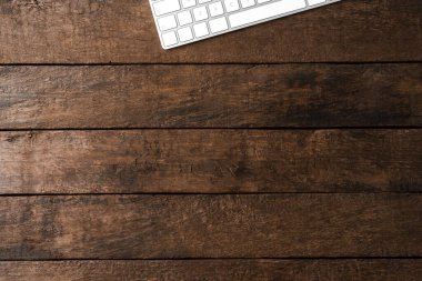 Telif uzaylı ahşap arka planda bilgisayar klavyesi. Ofis masaüstü