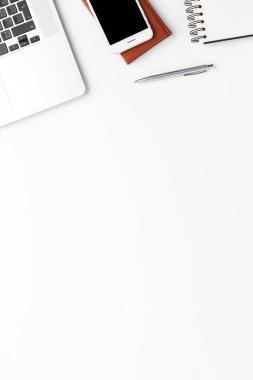 İş aksesuarları olan şık bir ofis bilgisayarı. Kopyalama alanı olan modern işyeri