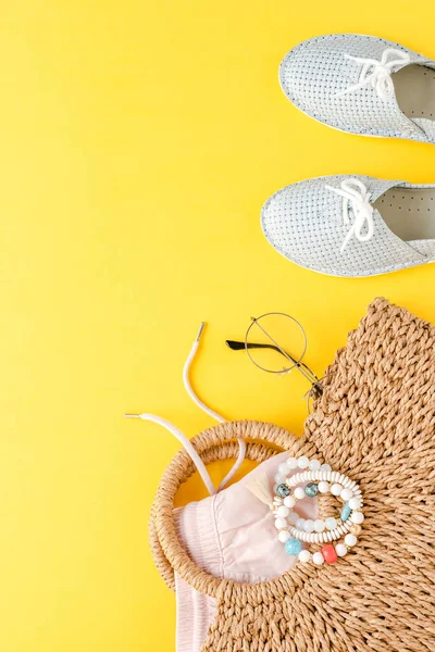 Yaz mevsimi için kadın kıyafeti. Üst görünüm