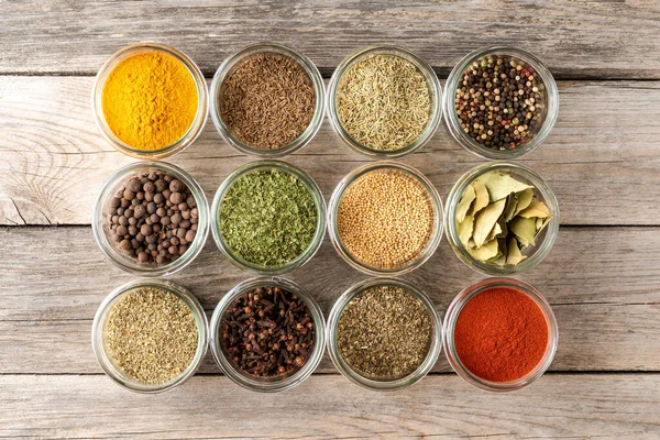 Kaselerde çeşitli rengarenk baharatlar var. Baharat koleksiyonu