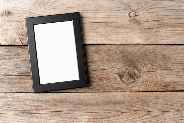 Ahşap arkaplanda boş resim çerçevesi