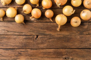 Kırsal ahşap masa üzerinde taze soğan fotokopisi.