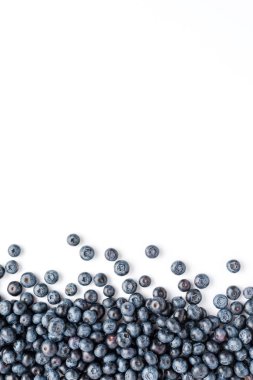 Telif uzayı beyaz zemin üzerinde lezzetli yaban mersinleri resmi. Üst görünüm