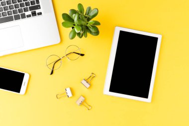 Dijital tabletli ve ticari aksesuarlı bir ofis masası. Üst görünüm