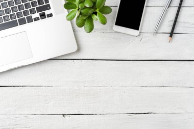 Laptop ve iş aksesuarları olan modern bir iş yeri. Ofis masaüstü