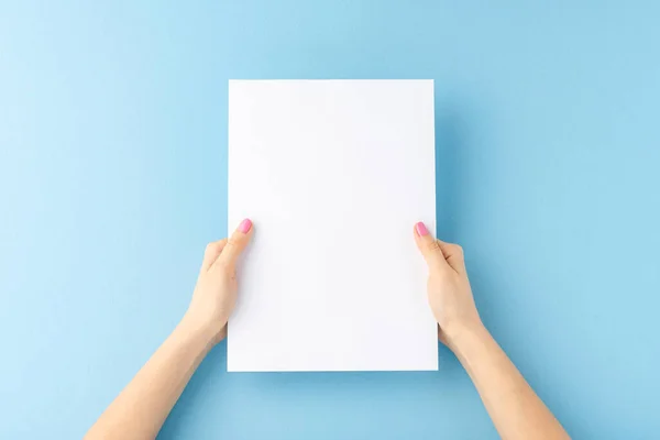 Joven Mujer Manos Sosteniendo Hoja Papel Blanco Sobre Fondo Azul Fotos De Stock