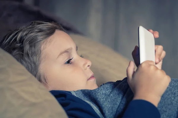 Παιδί Ξαπλωμένο Στο Κρεβάτι Και Βλέποντας Κινούμενα Σχέδια Ψηφιακή Ταμπλέτα — Φωτογραφία Αρχείου