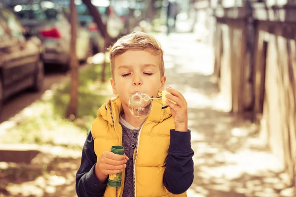 Little Boy Bubble Wand Playing Outdoors Blowing Soap Bubbles — Stock fotografie