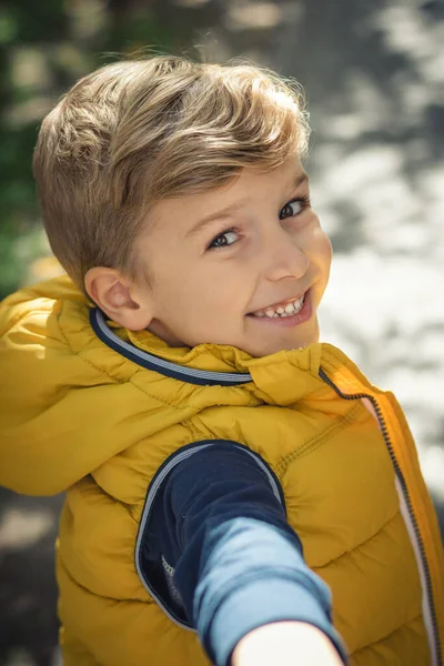 Happy Child Inviting Follow Him Walk While Looking Camera — Stockfoto