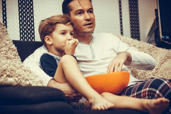 Примусив Батька Сина Дивитися Телевізор Розслабляючись Дивані Їдячи Попкорн — стокове фото