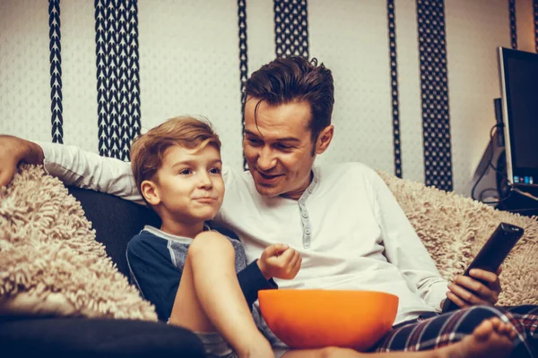Щаслива Дитина Його Батько Дивиться Телевізор Під Час Їжі Попкорн — стокове фото