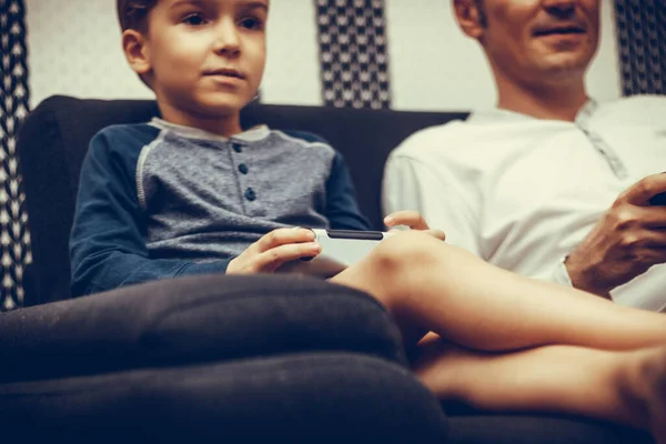 Крупним Планом Хлопчик Грає Відеоігри Батьком Відпочиваючи Вдома — стокове фото