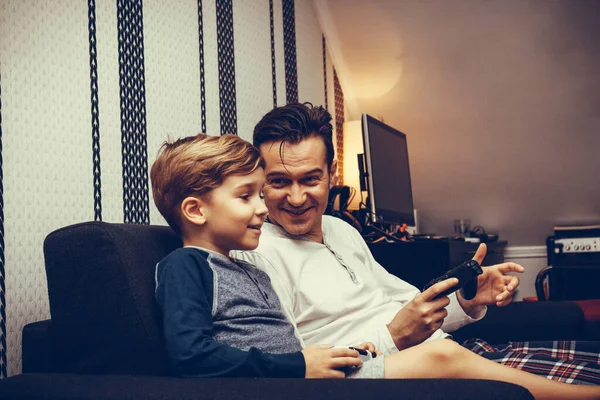 Щасливий Батько Розмовляє Своїм Сином Розважається Під Час Гри Відеоігри — стокове фото